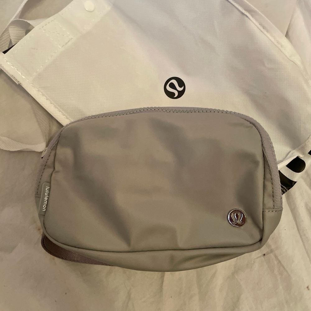 Lululemon Everywhere belt bag silver drop